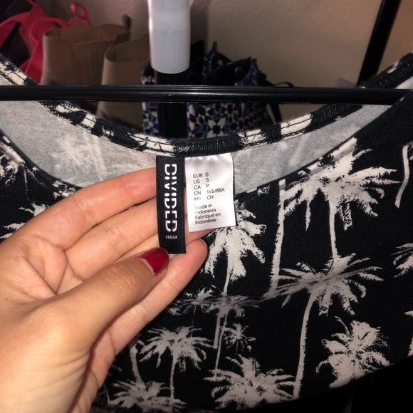 Black&White Stretch Crop Top w/PalmTree Design 🌴 - Picture 4 of 4